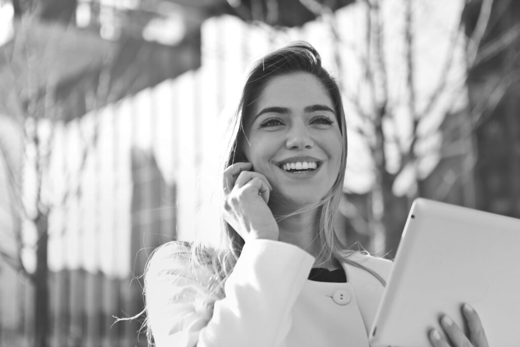 Bid Manager pratar i telefon